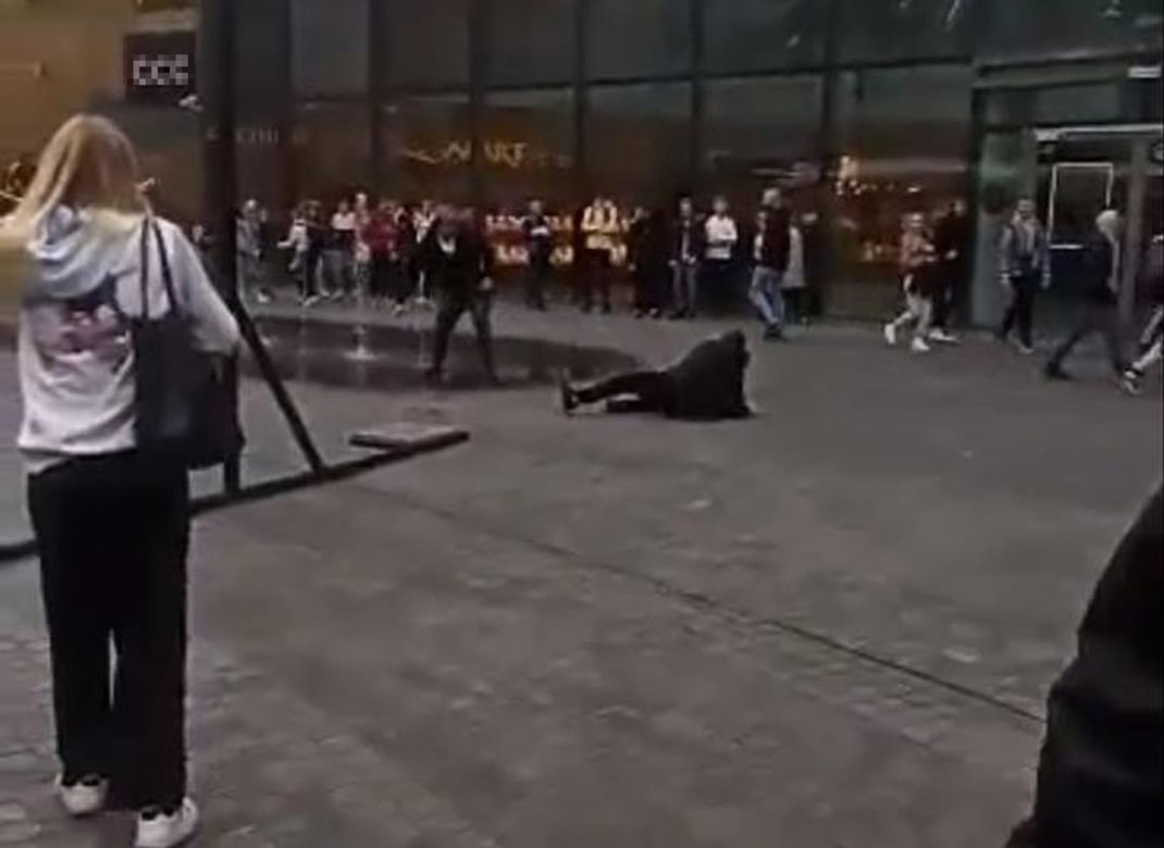 Atak nożownika pod galerią handlową w Siedlcach. Kolega dźgnął kolegę na oczach gapiów!