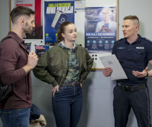 Policjantki i Policjanci, odcinek 1389: nieznany narkotyk z sieci powala kolejnych nastolatków, a policjanci rozpoczynają poszukiwania dilera