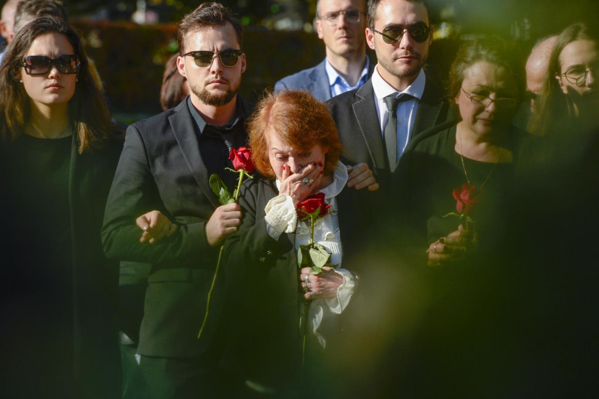 Iga Cembrzyńska na pogrzebie Janusza Kondratiuka