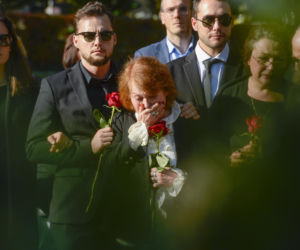 Iga Cembrzyńska na pogrzebie Janusza Kondratiuka