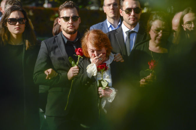 Iga Cembrzyńska na pogrzebie Janusza Kondratiuka