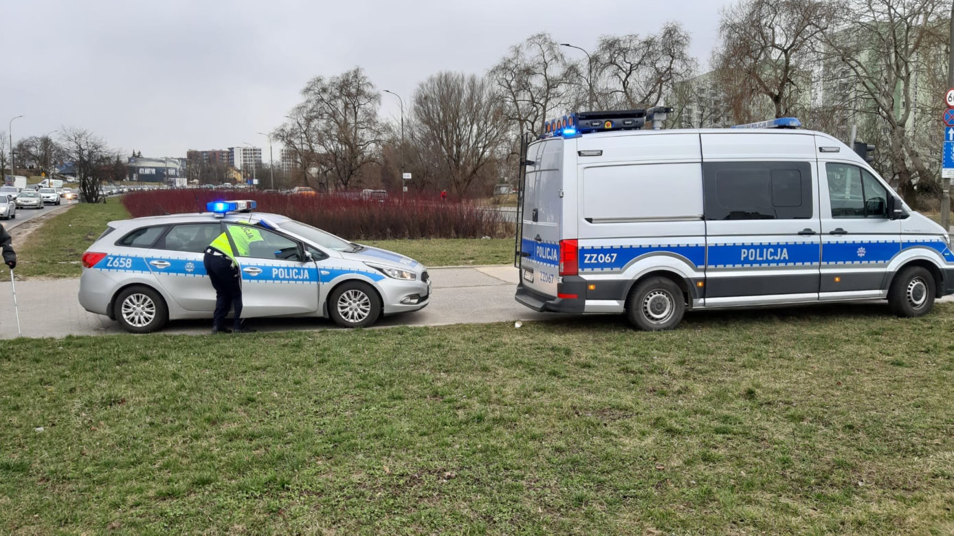 Wypadek w Dolinie Służewieckiej. Rozbite samochody i dwie osoby w szpitalu