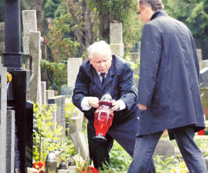 Kaczyński wyczyścił grób dziadków