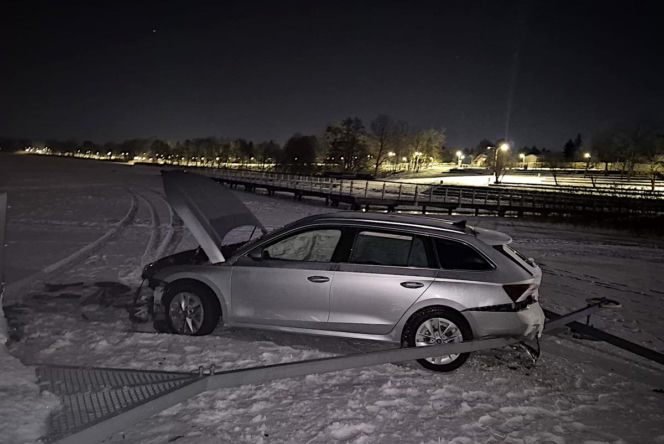 Pijany 59-latek wjechał skodą na jezioro. Jego rajd po lodzie zakończył się w zaskakujący sposób