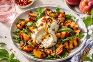 Grillowane brzoskwinie, burrata i pikantny dressing. Letnia sałatka, która ucieka od oczywistej słodyczy
