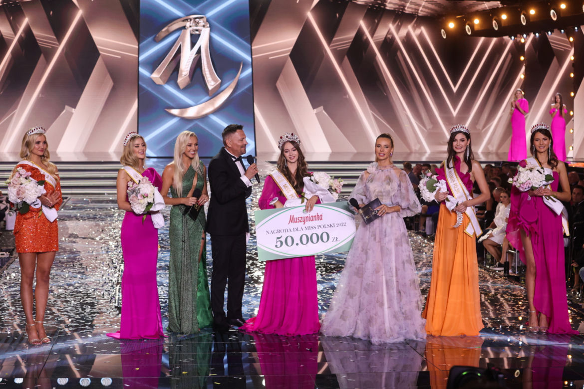 Aleksandra Klepaczka, Sylwia Stasińska, Patrycja Krzywoń, Natalia Konofalska, Aleksandra Gronowska, Ilona Krawczyńska, Krzyztof Ibisz i Izabela Janachowska-Jabłońska
