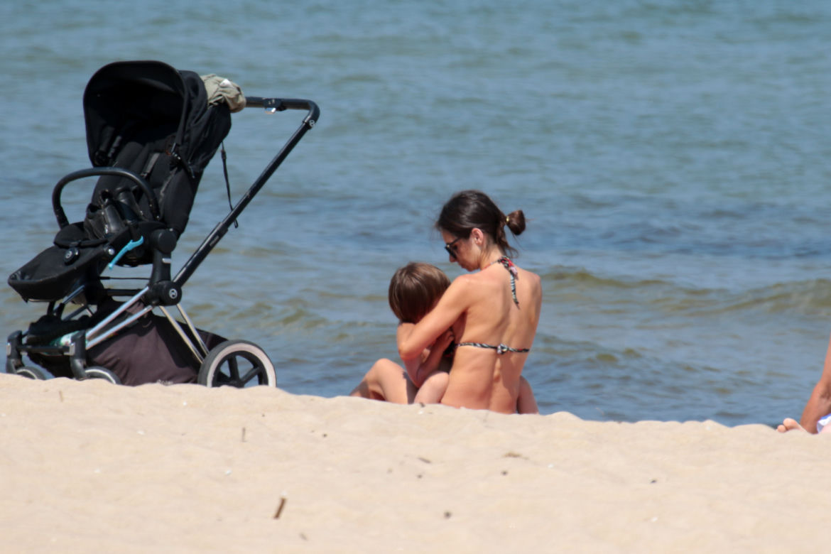 Marta Kaczyńska na plaży karmi dziecko piersią