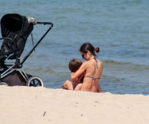 Marta Kaczyńska na plaży karmi dziecko piersią