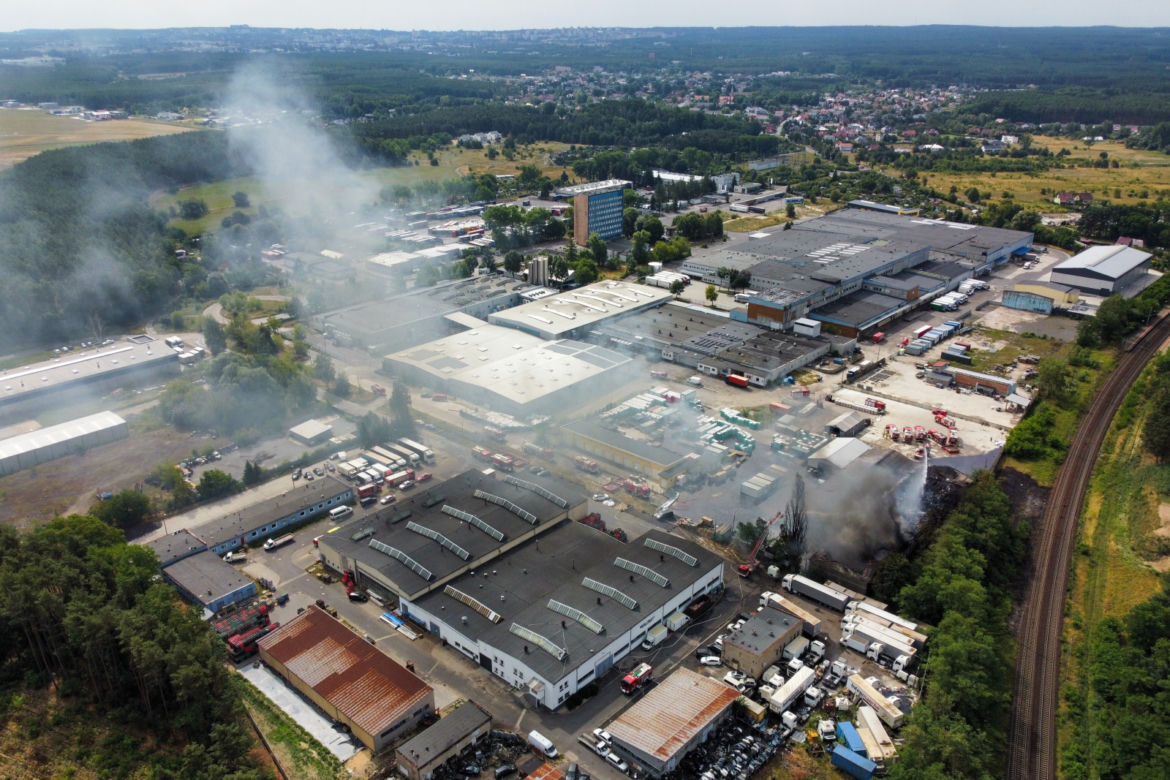 Trwa dogaszanie pożaru chemikaliów w Przylepie pod Zieloną Górą