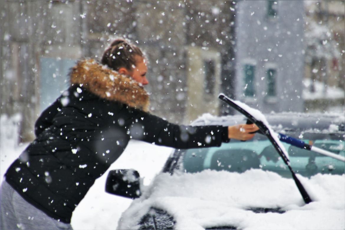 NIEDOKŁADNIE ODŚNIEŻONE AUTO 