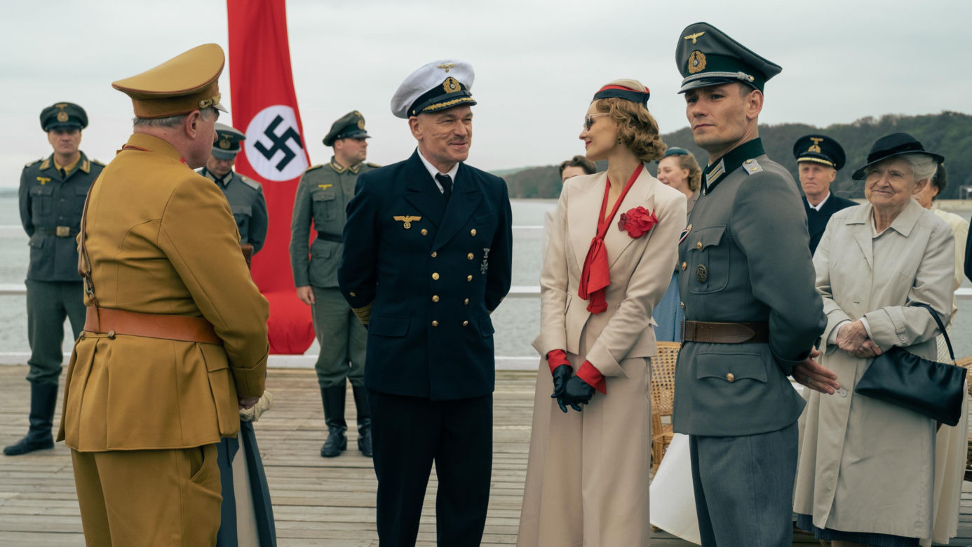Zatoka szpiegów odc. 4. Greta (Karolina Kominek), Franz Neumann (Bartosz Gelner), Kessler (Mariusz Bonaszewski)