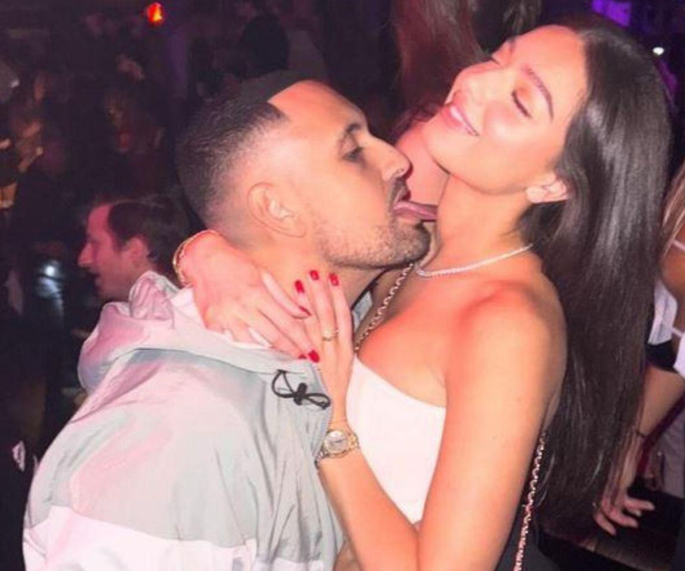 Tenisista Nick Kyrgios liże szyję uśmiechniętej kobiety w klubie. O zawieszeniu sportowca pisze SE Supersport.