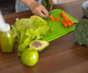 Ślizgająca się deska do krojenia to nie tylko ryzyko skaleczenia. Ten prosty trik może ochronić też twój kark