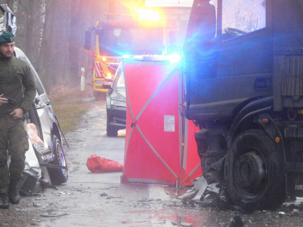 Masowy wypadek pod Warszawą! Zderzenie trzech aut z wojskową ciężarówką. Jedna osoba nie żyje