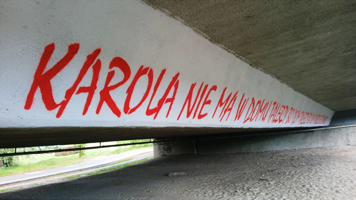 "Kultowy" napis "Karola nie ma w domu talerzy..." powrócił w nowej odsłonie