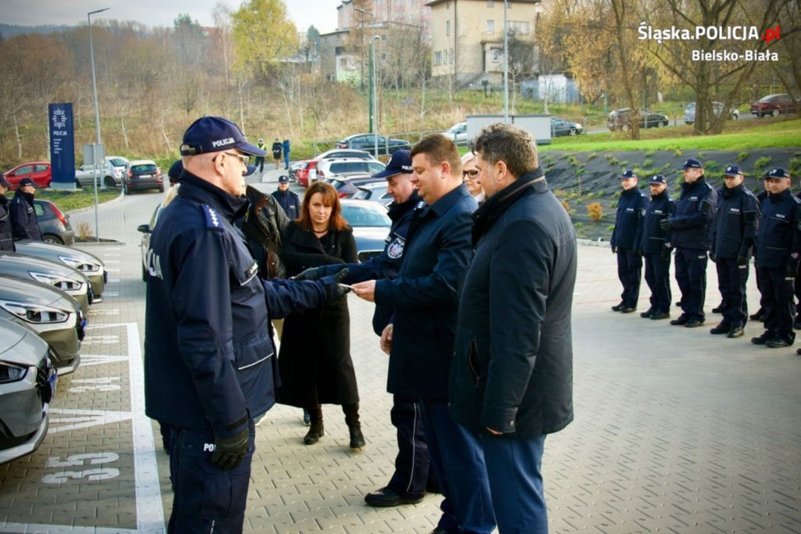 7 nieoznakowanych aut i 3 oznakowane pick-upy. Bielska policja ma 10 nowych radiowozów