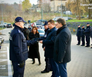 7 nieoznakowanych aut i 3 oznakowane pick-upy. Bielska policja ma 10 nowych radiowozów