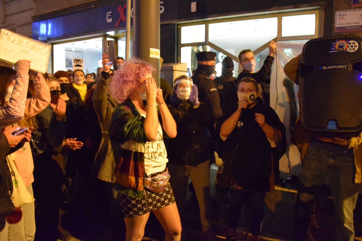 Protest kobiet w Katowicach. Tłumy strajkują przeciwko zakazowi aborcji