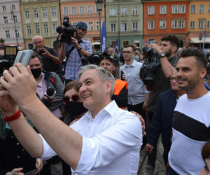 Trzaskowski zjada Hołownię!