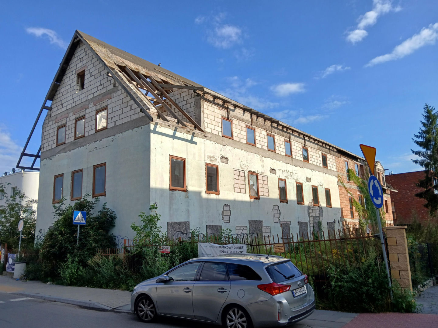 Niedokończony budynek przy ul. Ryżowej 2 w Warszawie