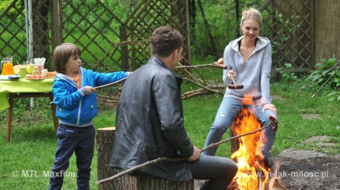 M jak miłość odc. 1079. Wojtuś (Feliks Matecki), Joanna (Barbara Kurdej-Szatan), Tomek (Andrzej Młynarczyk)