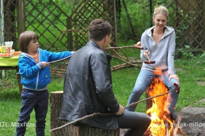 M jak miłość odc. 1079. Wojtuś (Feliks Matecki), Joanna (Barbara Kurdej-Szatan), Tomek (Andrzej Młynarczyk)
