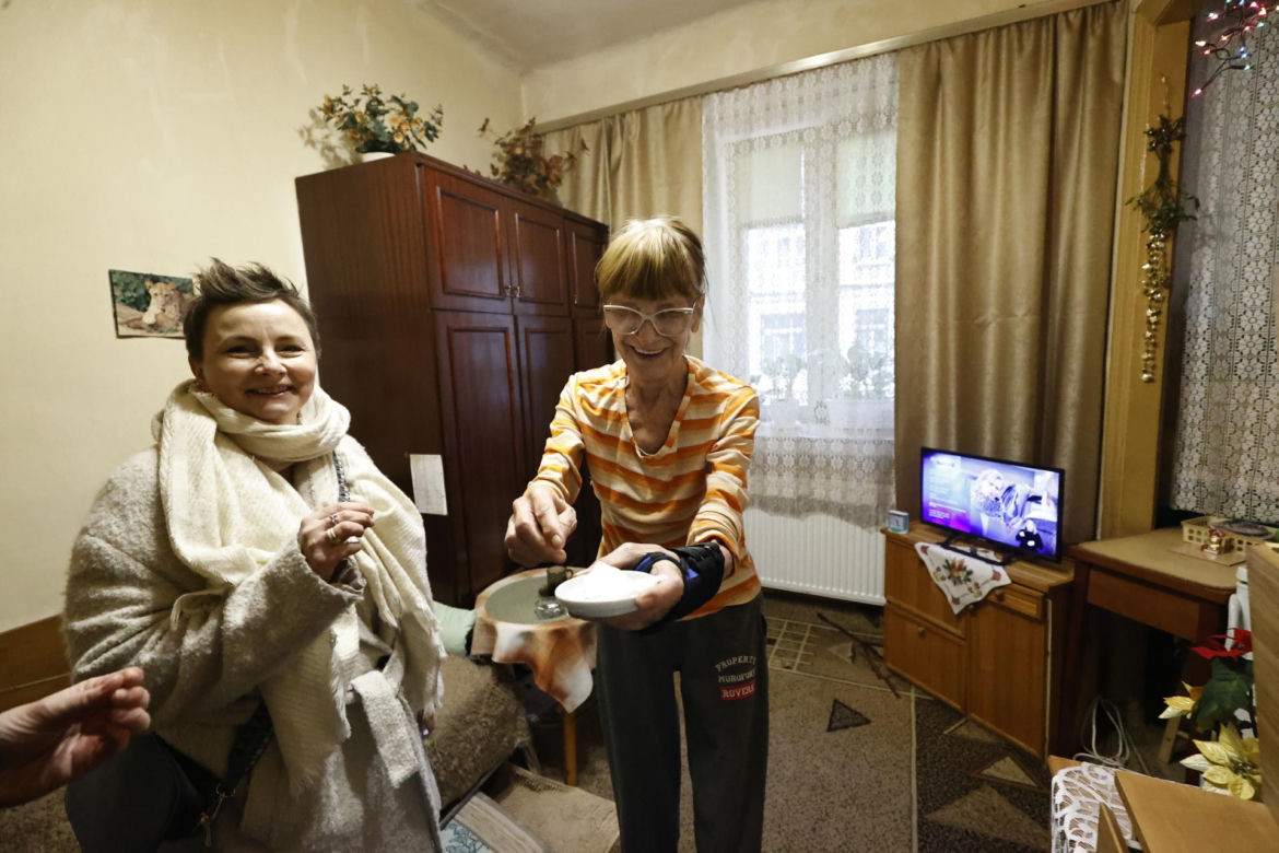 Zanieśliśmy Wigilię seniorom na Pradze. Ekipa "Super Expressu" razem ze stowarzyszeniem "Otwarte Drzwi"
