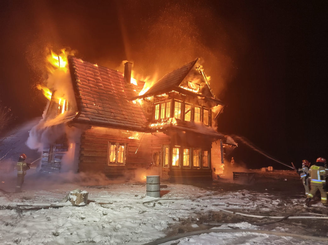Tragedia pod Radomiem. Drewniany dom doszczętnie spłonął 