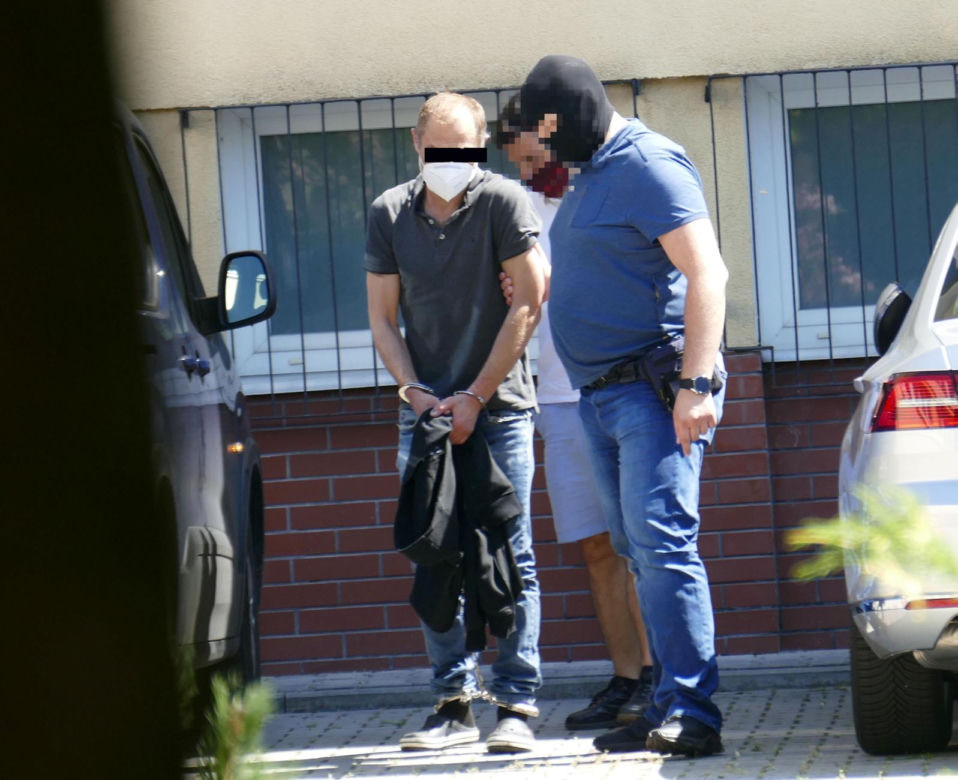 Zatłukli biznesmena trzonkami siekier. Jeden z morderców wciąż na wolności