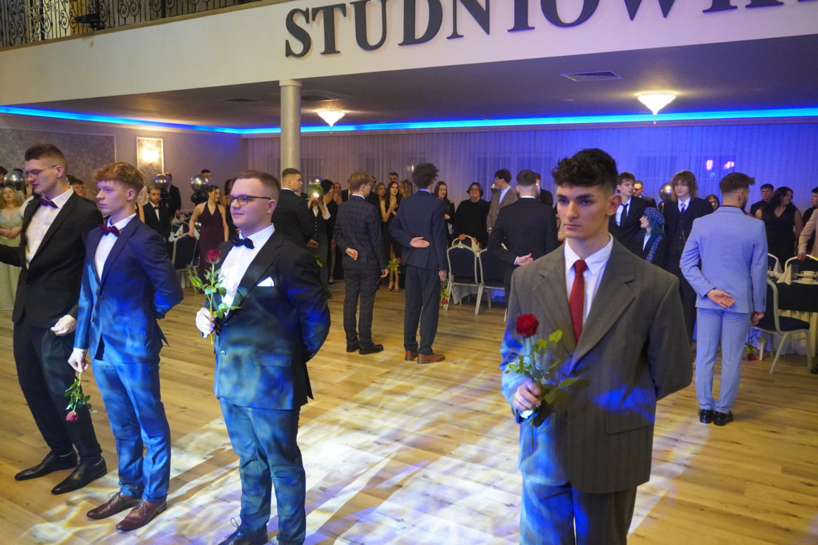 Dwa polonezy na studniówce bydgoskiej Handlówki. W jednym pomogli nauczyciele
