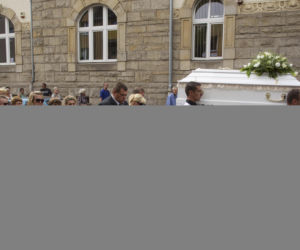 TYSIĄC ŁEZ NA POGRZEBIE KAMILKI.