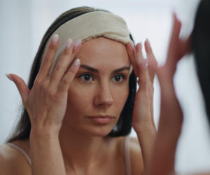 Twarz po zabiegu wygląda gorzej niż przed? To częsty problem. Tak szybko pozbędziesz się opuchlizny 