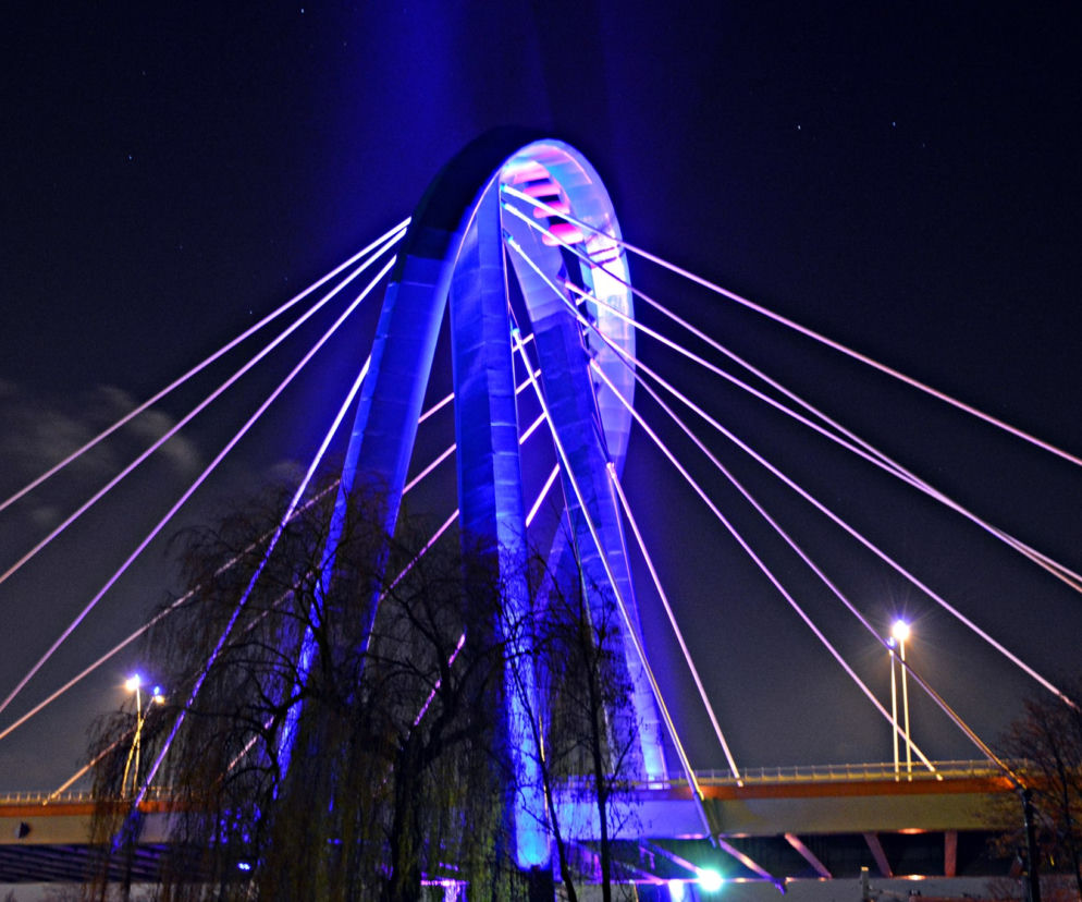 Most Uniwersytecki nocą