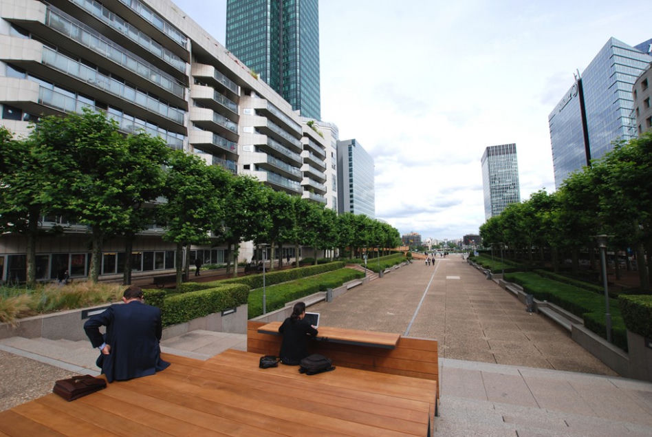 Meble miejskie w paryskiej La Défense