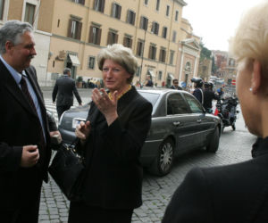 Była pierwszą kobietą na stanowisku premiera III RP. Już po roku złożyła dymisję