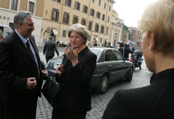 Była pierwszą kobietą na stanowisku premiera III RP. Już po roku złożyła dymisję