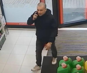 Okradał drogerię niedaleko Torunia. Rozpoznajesz tego mężczyznę?