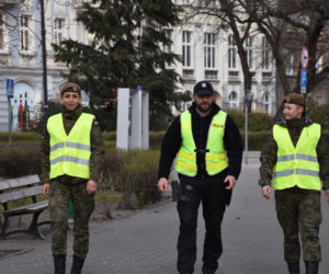 Koronawirus w Kaliszu. Policjanci i żołnierze Wojsk Obrony Terytorialnej wspólnie patrolują ulice [ZDJĘCIA]
