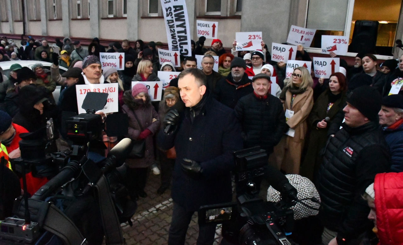 Ogromny protest pod urzędem miasta w Piotrkowie! Ludzie nie wytrzymali podwyżek [ZDJĘCIA]