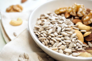 Nie tylko Omega-3. Ten zapomniany składnik w pestkach słonecznika chroni twój mózg