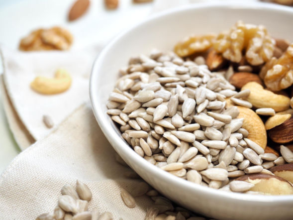 Nie tylko Omega-3. Ten zapomniany składnik w pestkach słonecznika chroni twój mózg
