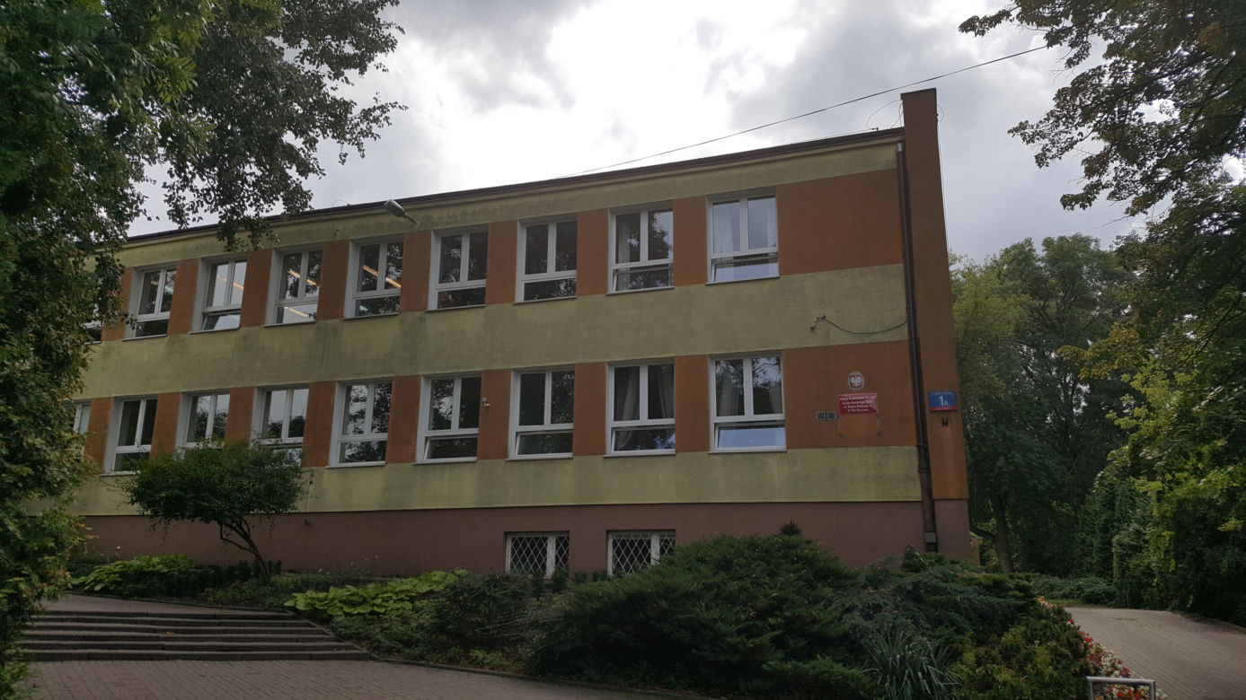 Przyciski pod biurkami nauczycieli