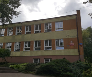 Przyciski pod biurkami nauczycieli