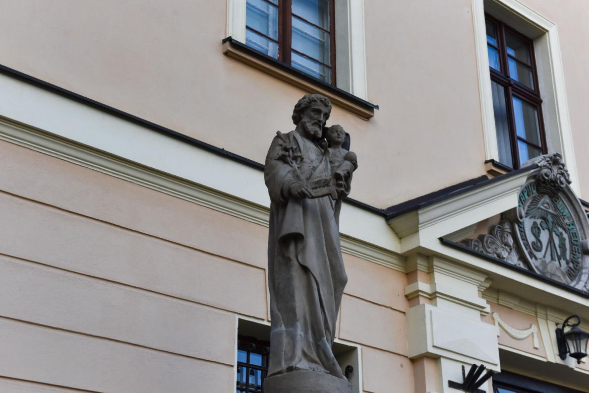 Tu mieszka ksiądz Tadeusz Rydzyk. Tuż za ścianą jego klasztornej celi jest kościół