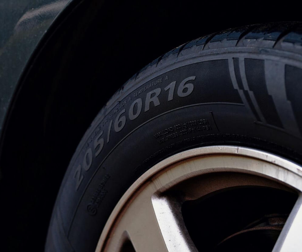 Nie wiesz jak odczytać rozmiar opon? Sprawdź to przed zakupem, aby uniknąć pomyłki