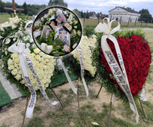 Białe i czerwone róże przykryły grób ofiar tragedii ze Skawiny. Poruszające pożegnanie