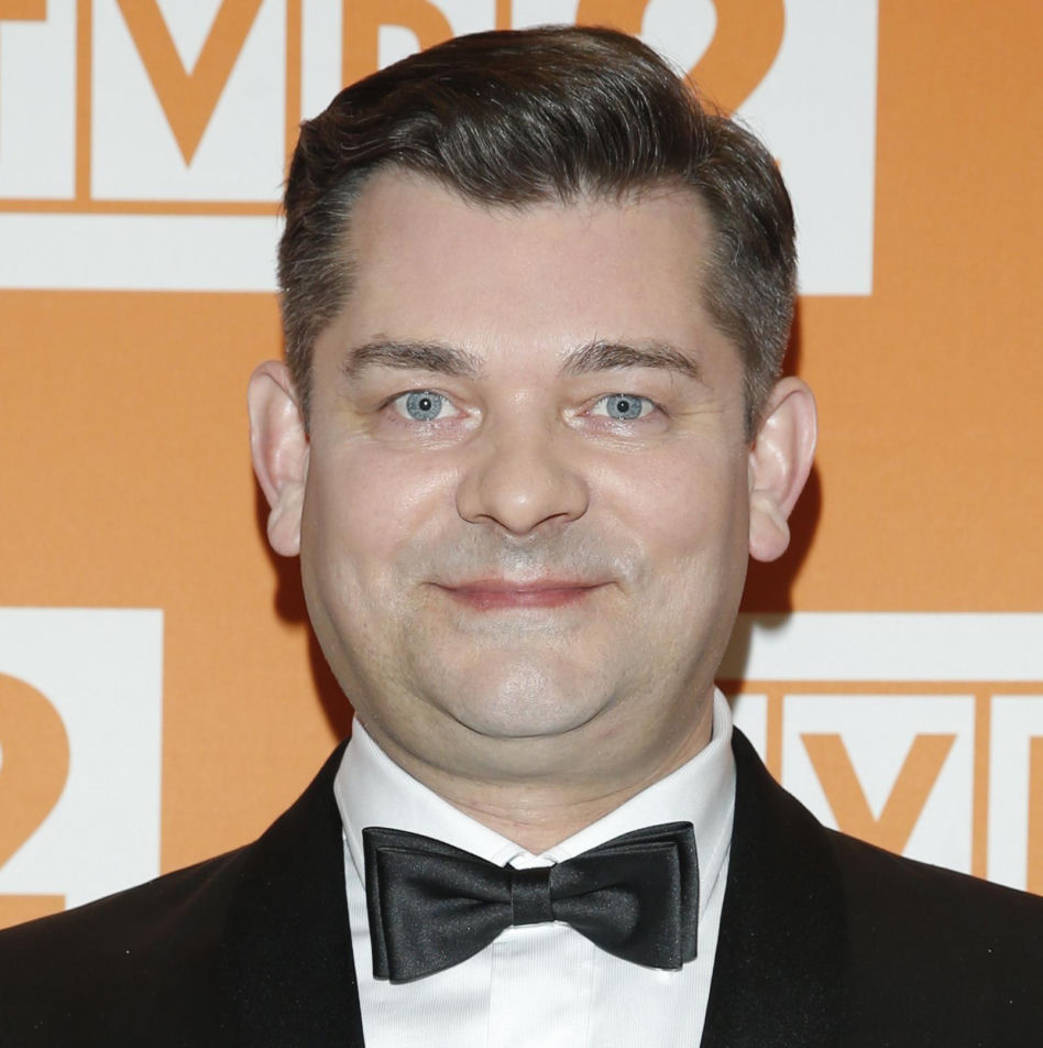 Tak Zenon Martyniuk zmieniał się przez lata. Na początku kariery nosił zupełnie inną fryzurę
