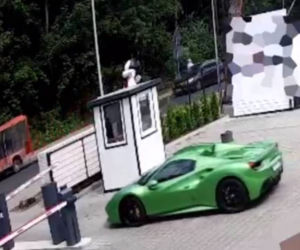 Mielno. Zobacz jak ukradziono ferrari warte milion zł 