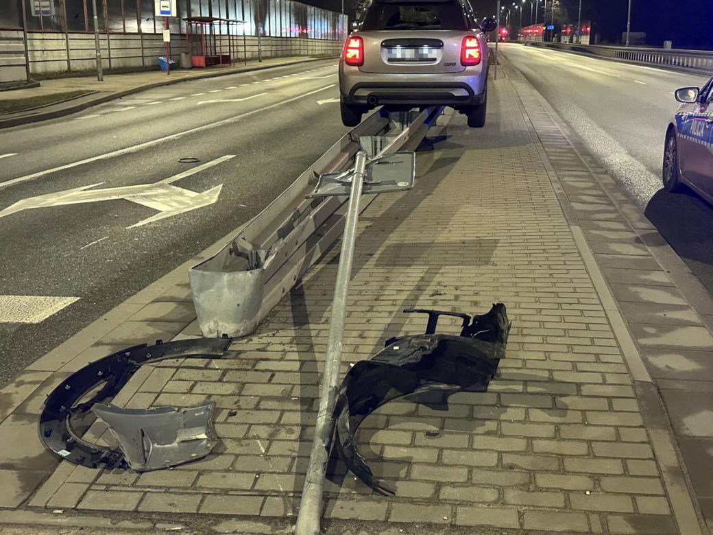 Kierowca zawisł na barierkach w Warszawie. Internauci nie mogą w to uwierzyć: "Funkcja szynowozu"