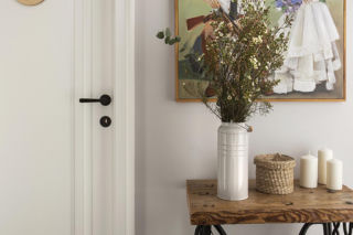 Kiedy przestrzeń ogranicza, kreatywność rośnie! Inspiracje na ściany w małym przedpokoju